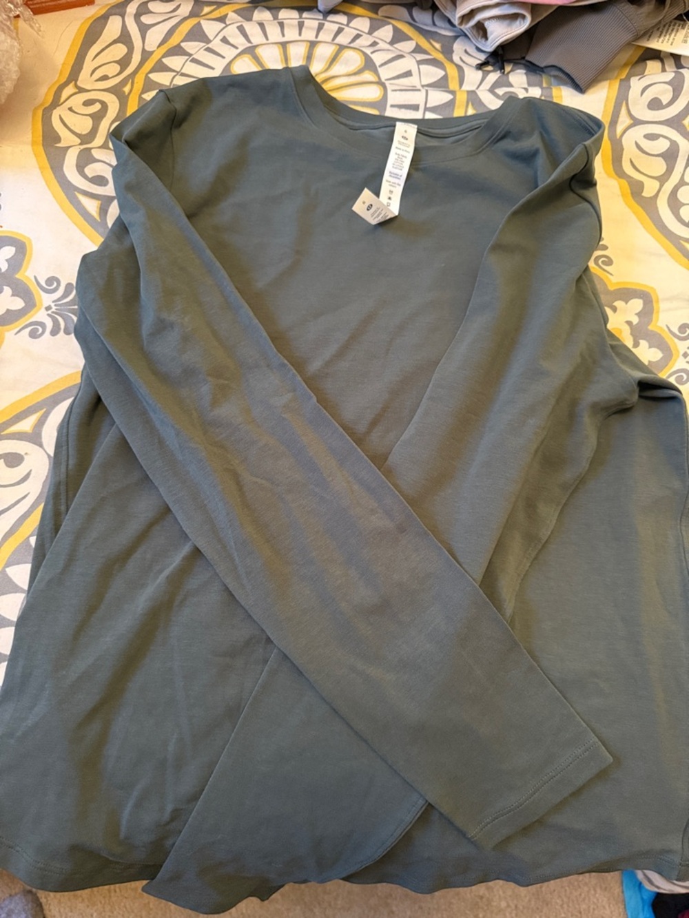 Lulu Women’s Long-Sleeve Crew Neck Shirt - Olive Green, NWOT size 6